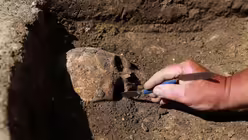 Kirche auf der einstigen K&ouml;nigspfalz Helfta wird ausgegraben  / &copy; Ronny Hartmann (dpa)