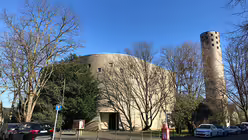 Kirche und Kirchturm sind in die Jahre gekommen.  / &copy; Wilfried Koch (privat)