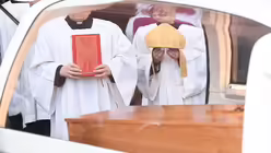 Messdiener tragen die Insignien Kardinal Lehmanns / &copy; Arne Dedert (dpa)