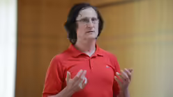 Klassenlehrer Hermann-Josef Buballa verabschiedet die 4b mit warmherzigen Worten / © Beatrice Tomasetti (DR)