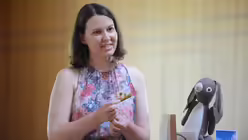 Klassenlehrerin Annette Pütz schenkt den Kindern unter anderem ein Tütchen mit Blumensamen - als Sinnbild für Geduld / © Beatrice Tomasetti (DR)