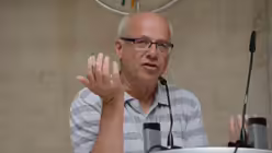 Klaus Mertes steht den Zuhörern bei einer anschließenden Aussprache Rede und Antwort / © Beatrice Tomasetti (DR)