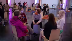 In Kleingruppen tauschten sich die Teilnehmenden über das Motto "Lebe jetzt!" aus / © Anastasia Meyers/ Gemeinschaft Emmanuel (DR)