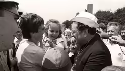 Kardinal Joachim Meisner im Gespräch mit Gläubigen, 1987 / © KNA (KNA)