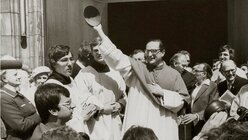 Amtseinführung des Bischofs von Berlin, Joachim Meisner, am 17. Mai 1980. Joachim Meisner begrüßt in der überfüllten Sankt-Michael-Kirche in West-Berlin die Gläubigen. / © KNA (KNA)