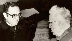 Der Berliner Kardinal Joachim Meisner (l.) und der Primas von Ungarn, Kardinal Laszlo Lekai, beim Besuch der Krypta der Kathedrale von Esztergom am 23. März 1983 in Esztergom in Ungarn. / © KNA (KNA)