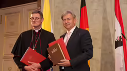 Mit Berlin Oberb&uuml;rgermeister Wowereit (KNA)