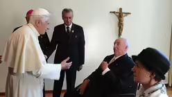 Helmut Kohl bei Papst Benedikt (2011) / &copy; kna (KNA)
