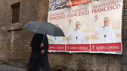 Eine Hauswand mit Willkommensplakaten (KNA)