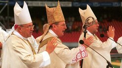 Joachim Kardinal Meisner 2000 mit Kardinal Lehmann und Bischof Bode / © kna (KNA)