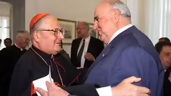 Kardinalstaatssekret&auml;r Angelo Sodano (l.) unterh&auml;lt sich im Juni 2001 mit Altbundeskanzler Helmut Kohl bei der Einweihung der neuen Nuntiatur in Berlin / &copy;  Harald Oppitz (DR)