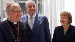  Kardinalstaatssekretär Angelo Sodano, Altbundeskanzler Helmut Kohl und Angela Merkel / © Harald Oppitz (KNA)