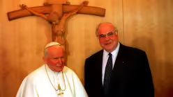 Helmut Kohl bei Papst Johannes Paul II. (1996) / &copy; kna (KNA)