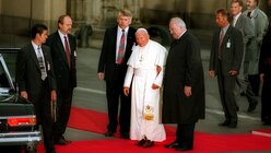 Helmut Kohl bei Papst Johannes Paul II. (1996) / © kna (KNA)