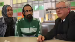 Erzbischof Koch besucht Flüchtlingsunterkunft / © Nowak (KNA)