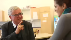 Erzbischof Koch besucht Flüchtlingsunterkunft / © Nowak (KNA)