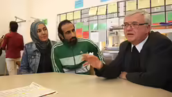 Erzbischof Koch besucht Fl&uuml;chtlingsunterkunft / &copy; Nowak (KNA)