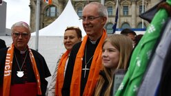 Anglikaner-Primas Justin Welby und Erzbischof Dr. Heiner Koch mit Besuchern des Kirchentages / © Melanie Trimborn (DR)