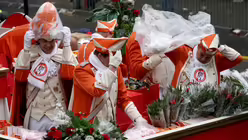 In Köln heißt es Kappen festhalten. Der Sturm will sie mitreißen. / © Oliver Berg (dpa)