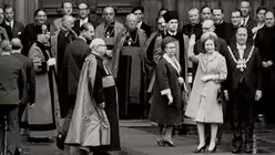 K&ouml;nigin Elisabeth II. wird am 25. Mai 1965 w&auml;hrend eines Besuches des K&ouml;lner Doms von Kardinal Josef Frings und Mitgliedern des Domkapitels vor dem Portal begr&uuml;&szlig;t (KNA)