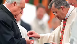 Helmut Kohl empf&auml;ngt die Kommunion von Bischof Karl Lehmann beim Katholikentag im Juni 1998 in Mainz (KNA)