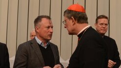 Kolumba-Museumsdirektor Dr. Stefan Kraus im Gespräch mit Kardinal Woelki / © Beatrice Tomasetti (DR)
