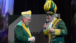 Kommandant Curt Rehfus &uuml;berreicht Dompropst Bachner den Sessionsorden. / &copy; Beatrice Tomasetti (DR)