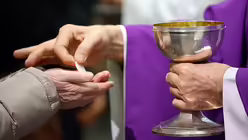 Umstritten: Der Kommunionempfang f&uuml;r konfessionsverschiedene Ehepartner / &copy; Corinne Simon (KNA)