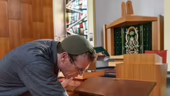 Kontrolle der Ecken und Fächer mit einer Kerze während des Koschermachens (KNA)