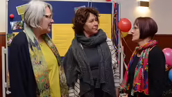 Kornelia Helbing (links) bietet in Neunkirchen-Seelscheid einen "Malertisch" gegen Vereinzelung und unter Berücksichtigung des Inklusionsaspektes an. / © Beatrice Tomasetti (DR)