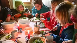 Kr&auml;uterpesto zubereiten auf der Alm / &copy; Fuschlseeregion (Fuschlseeregion)