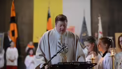 Kreisdechant Daniel Schilling liest aus dem Markus-Evangelium / © Tomasetti (DR)