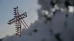 Kreuz vor Blumen an Karfreitag 2019 vor dem Kolosseum in Rom / &copy; Cristian Gennari (KNA)