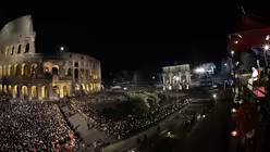 Kreuzwegprozession vor dem Kolosseum / &copy; Andrew Medichini (dpa)