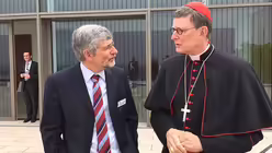 Warten auf die Kanzlerin: KSI-Leiter Bergold und Kardinal Woelki / &copy; Br&uuml;ggenj&uuml;rgen (DR)