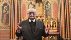 K&uuml;nstlerseelsorger Josef Sauerborn in der Achskapelle des Domes, wo sich das Bibelfenster befindet. / &copy; Beatrice Tomasetti (DR)