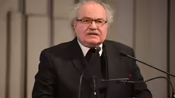 K&uuml;nstlerseelsorger Pr&auml;lat Josef Sauerborn bei der Begr&uuml;&szlig;ung / &copy; Beatrice Tomasetti (DR)