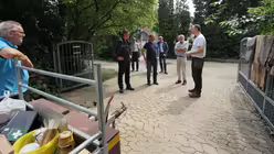 K&uuml;ster Christian Kaltenbach (rechts) berichtete von den Sch&auml;den in seiner Wohnung und dem Sakristei-Keller / &copy; Kathrin Becker (Kirchenzeitung Koeln)