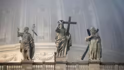 Kuppel des Petersdoms ist am Neujahrsmorgen in Nebel geh&uuml;llt / &copy; Evandro Inetti (dpa)