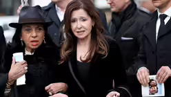 Die Sängerin Vicky Leandros nach der bewegenden Trauerfeier / © Oliver Berg (dpa)