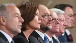 Ministerpräsidentin Dreyer (2.v.l.), EU-Parlamentspräsident Schulz ( M), Bundestagspräsident Lammert, Ministerpräsident Bouffier (2.v.r.) / © Arne Dedert (dpa)