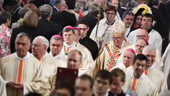 In Begleitung der Zelebranten  / © Arne Dedert (dpa)