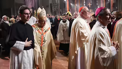 Domprälat Michael Leja (l) hilft Kardinal Lehmann / © Arne Dedert (dpa)