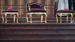 Der Stuhl des scheidenden Mainzer Bischofs ist leer (Mitte) / © Arne Dedert (dpa)