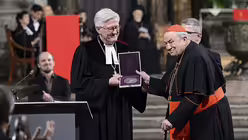 Heinrich Bedford-Strohm &uuml;berreicht Kardinal Karl Lehmann die Martin-Luther-Medaille / &copy; Jens Schlueter (epd)