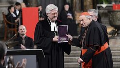Heinrich Bedford-Strohm überreicht Kardinal Karl Lehmann die Martin-Luther-Medaille / © Jens Schlueter (epd)