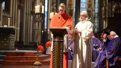 Lektorendienst kann auch schon mal mit zu den Aufgaben eines Dommessdieners gehören. (DR)