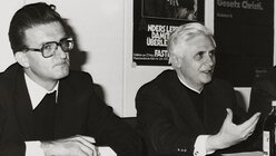 Leo Schwarz (l.), Hauptgeschäftsführer von Misereor, und Kardinal Joseph Ratzinger, Erzbischof von München und Freising, während einer Pressekonferenz von Misereor (KNA)