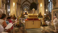 Libori-Schrein im Pontifikalamt (DR)