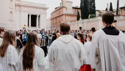 Die Messdienerinnen und Messdiener treffen sich am Petersplatz / © Luis Rüsing